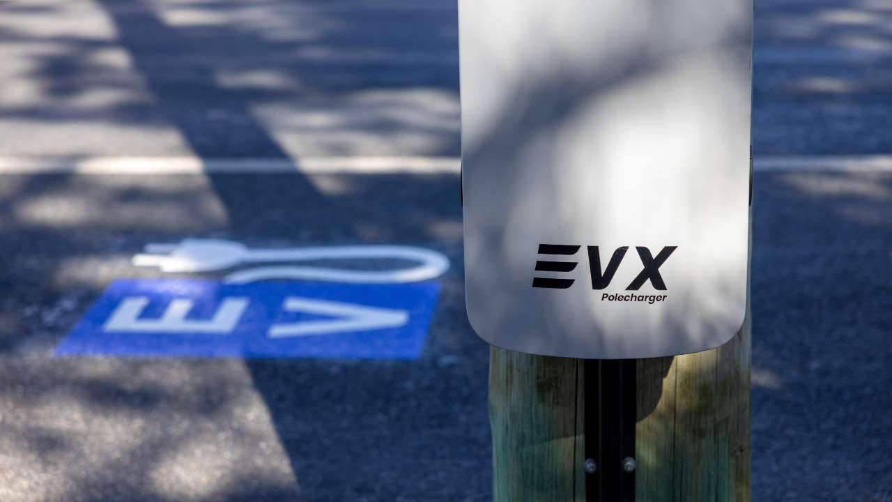 PRESS RELEASE: Chargefox expands EV charging access with addition of EVX kerbside plugs