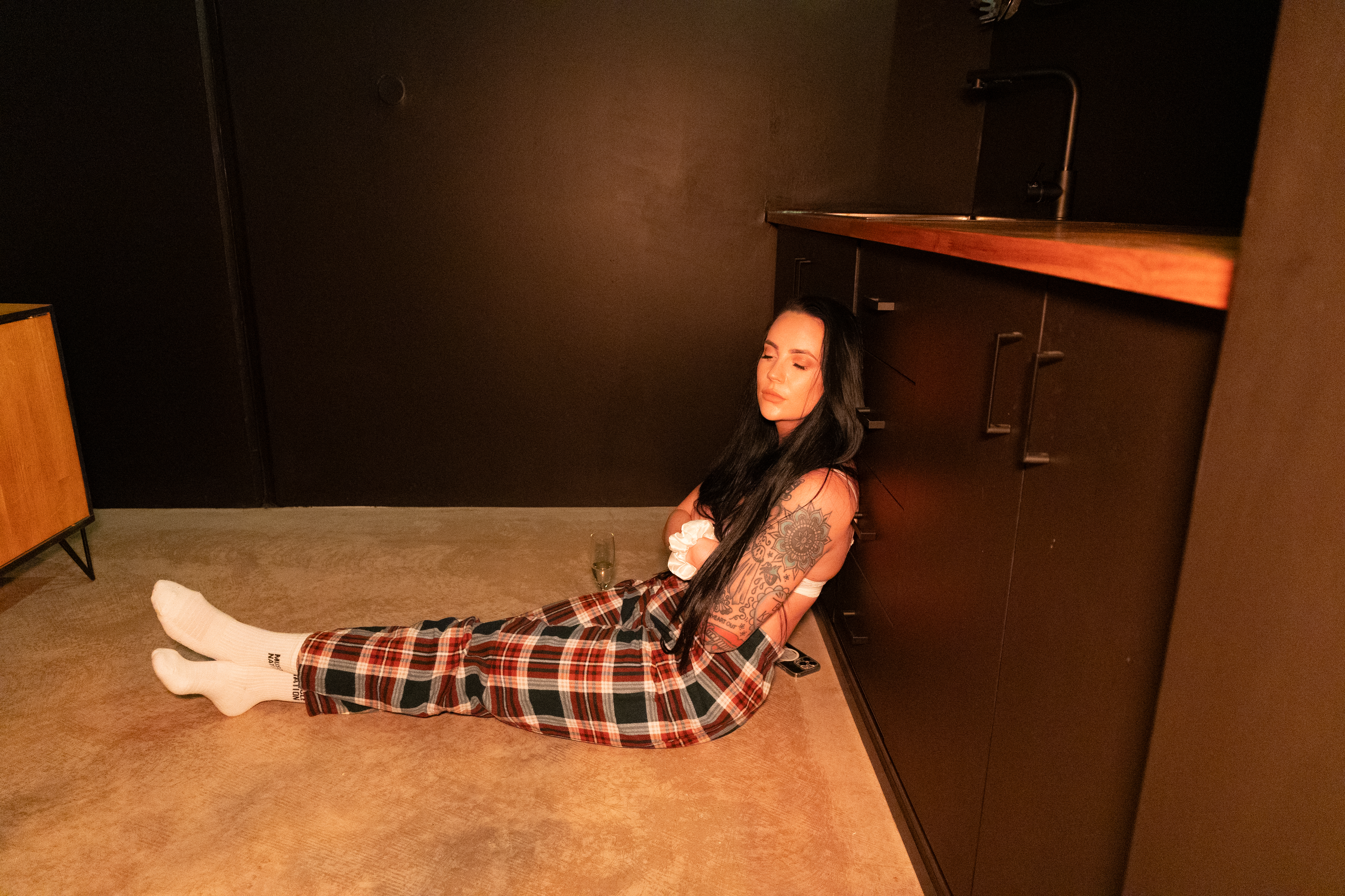 PRESS RELEASE: HANNAH STOW  UNLEASHES EMOTIONALLY CHARGED NEW SINGLE “LETTING YOU OFF”