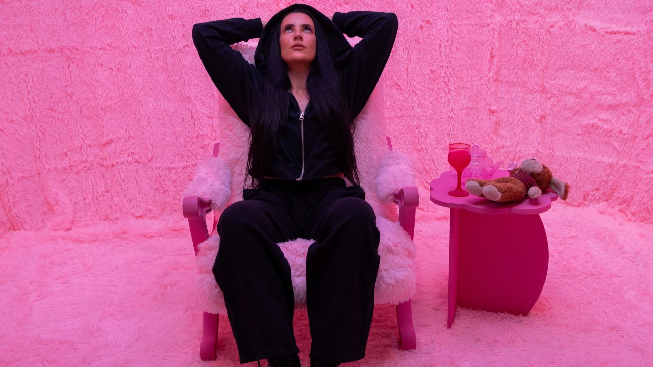 PRESS RELEASE: New Single “Toxic Teddy Bear” By Hannah Stow Exposes the Sweetest Kind of Manipulation